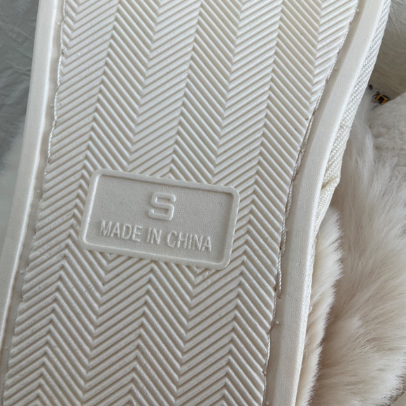 American Eagle Smiley®️ Scuff Slippers Happy Face Faux Fur Women’s Small… - Picture 5 of 12